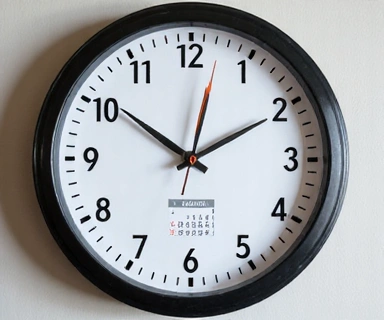 Clock showing business hours